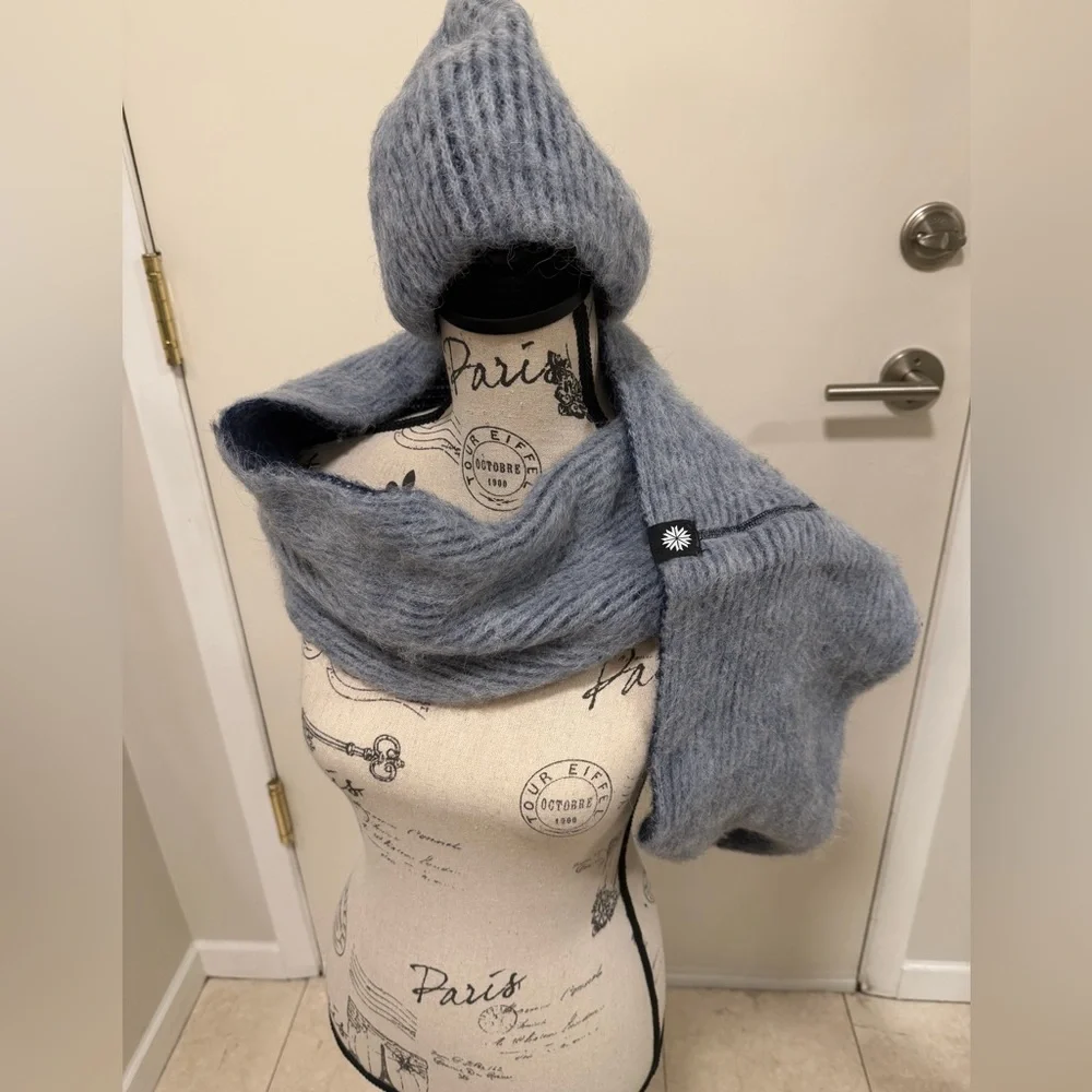 Elegant Blue Knit Snood and Hat Set Made Of Icelandic Wool 💙 - Picture 5 of 15